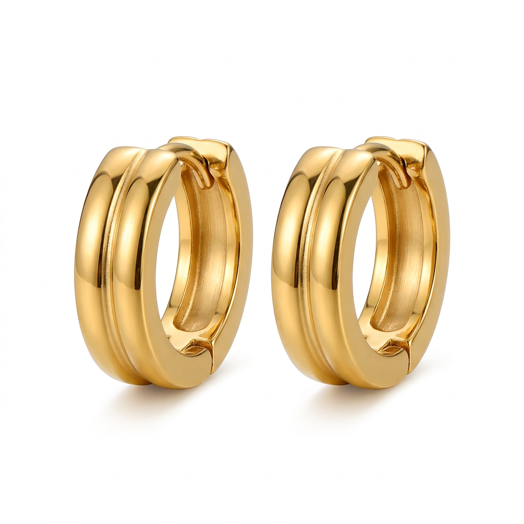 Para złotych kolczyków huggie z podwójnym profilem na białym tle