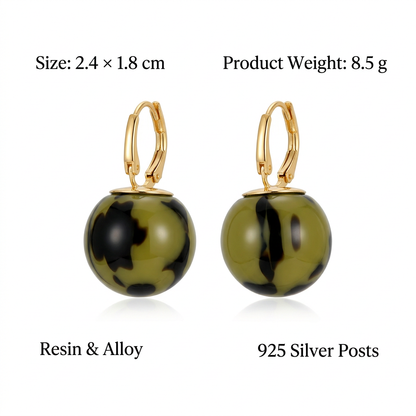 Kolczyki Gold Green Black Ball, angielska specyfikacja na białym tle