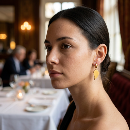 Modelka z kolczykiem w kształcie połówki złotego serca w restauracji