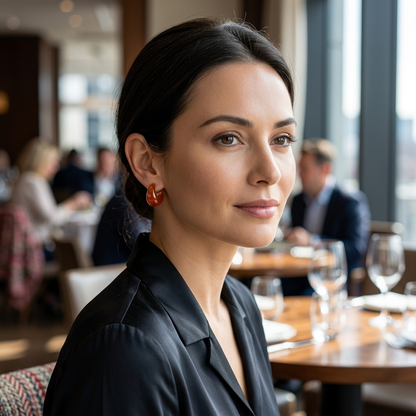 Modelka z małym brązowym kolczykiem i całą widoczną twarzą w restauracji