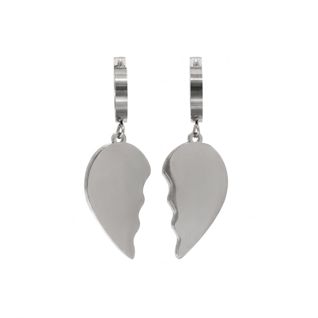 Para kolczyków w srebrnym kolorze z dwiema połówkami przełamanego serca na białym tle
